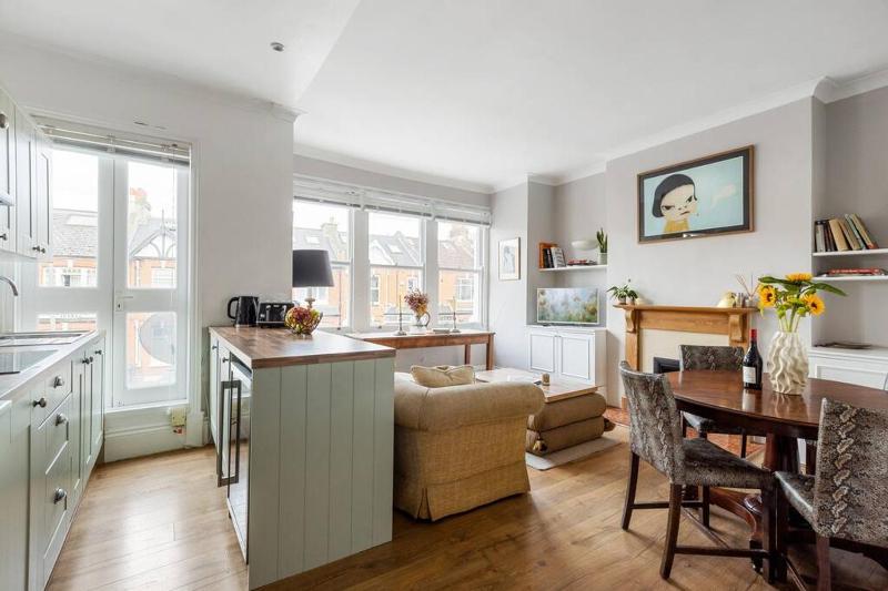 Cozy 2 bedroom flat — отель с удобным расположением в Лондоне