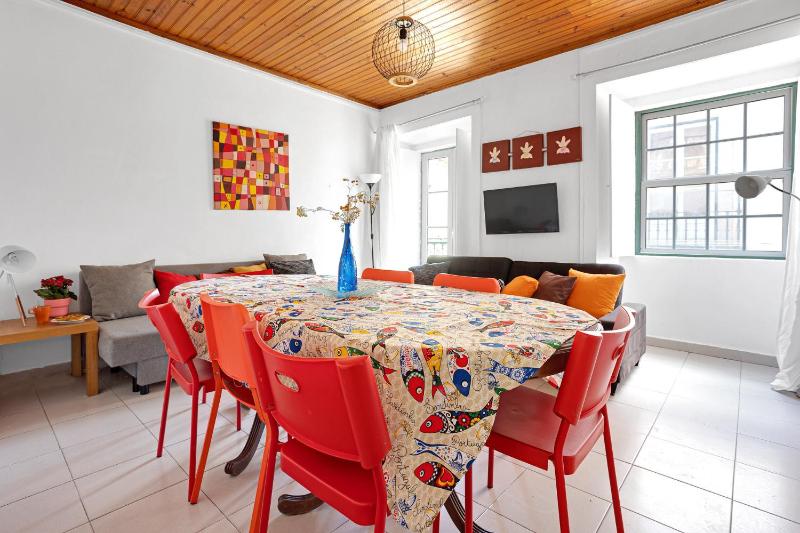 Group-Friendly Apt in the Heart of Bairro Alto — отзывы гостей и цены