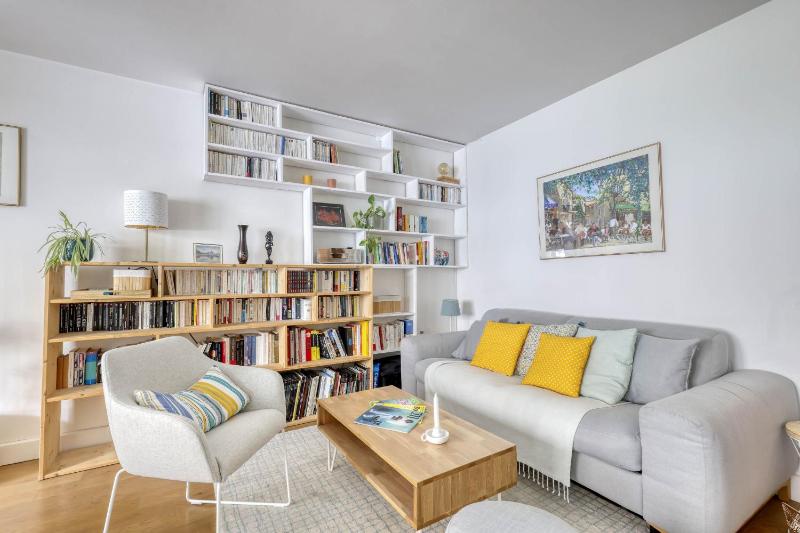 Bright & Sweet 2 Brds Flat with Balcony - Paris 12 — комфортный отель в Париже