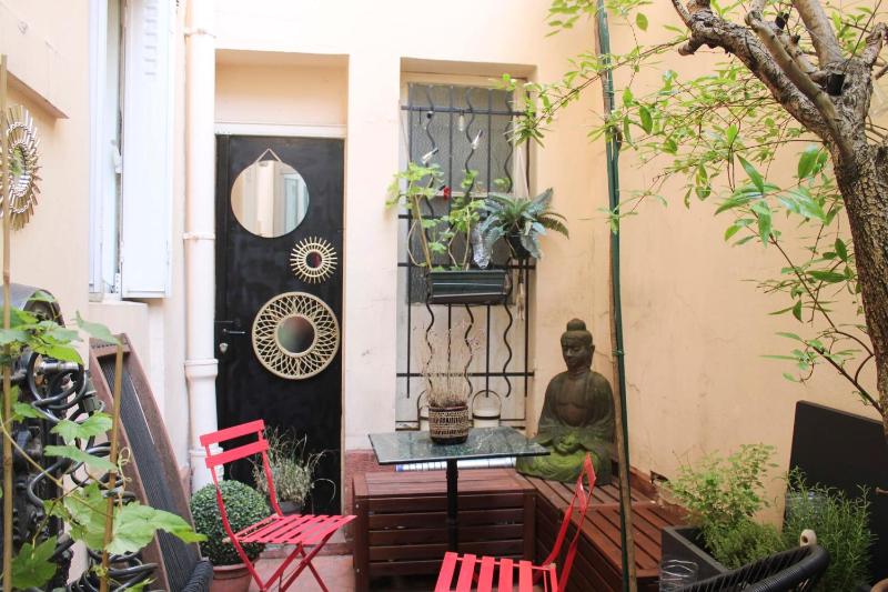 Charming T2 Batignolles with private courtyard — забронировать отель в Париже