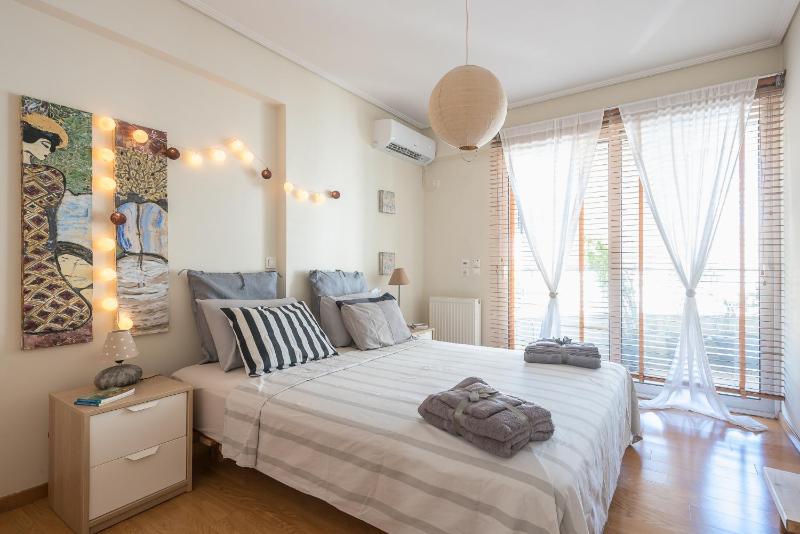 Artistic Apartment in Pagrati — забронировать отель в Афины