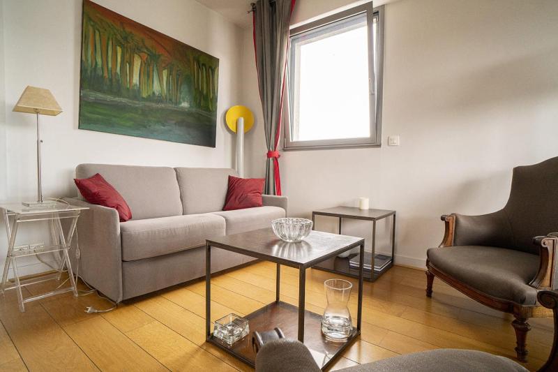 Apartment overlooking the rooftops of Paris — отель в Париже, Франция