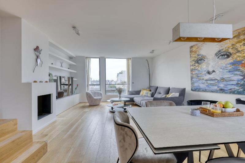 Luxury Penthouse with A/C Terrace & View-Le Marais — отель в Париже, Франция