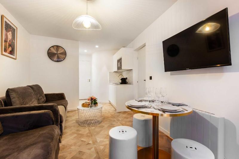 Splendid apartment 1BR6P apartment - Tour Eiffel Champs de Mars 0 — отель с удобствами в Париже