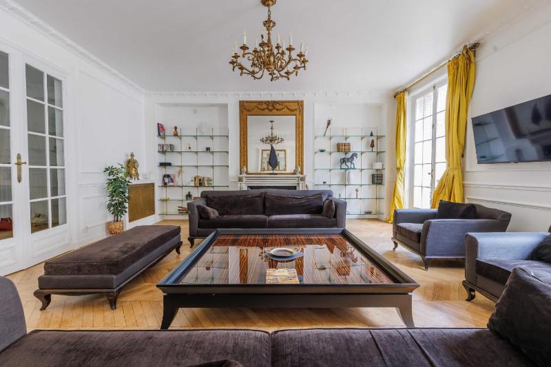 Luxurious Apartment 8P4BR - Champs Elysees — отель в Париже, Франция