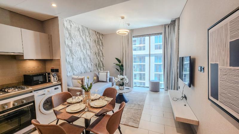 STAY BY LATINEM Luxury 1BR Holiday Home CVR B1603 near Burj Khalifa — отель с удобным расположением в Дубае