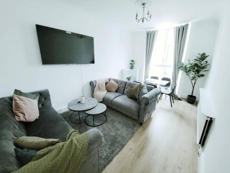 Prime London Living 2-Bedroom Beauty! — отель с удобным расположением в Лондоне