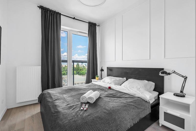 Rondo Daszynskiego Apartments N3 - 8th Floor, City View, Subway - by RENTUJEMY — отель с удобным расположением в Варшаве
