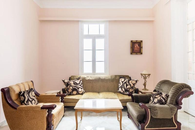 100sqm Historical Modern Big House near Acropolis — отель с удобным расположением в Афины