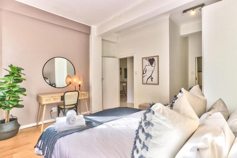 The Piazza 1 Bedroom spacious apartment with Study — отель в Кейптауне, Южноафриканская Республика
