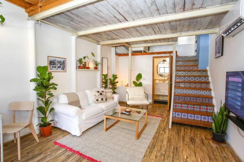 Magical 2 Story Old Jaffa Loft — отель с удобствами в Тель-Авиве