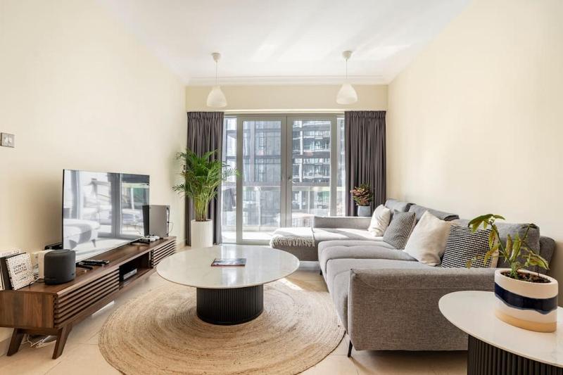 Spacious Place Near Dubai Mall, Fountains & Burj Khalifa — забронировать отель в Дубае
