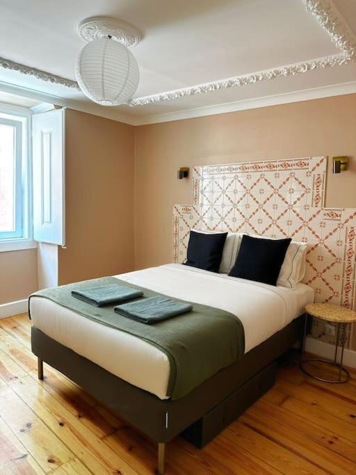 Historical Center, Large 2 Bedroom Apartment, Bright & Stylish — забронировать отель в Лиссабоне