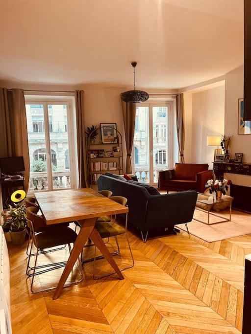 Цены на Paris : Superbe appartement au coeur du marais в Париже