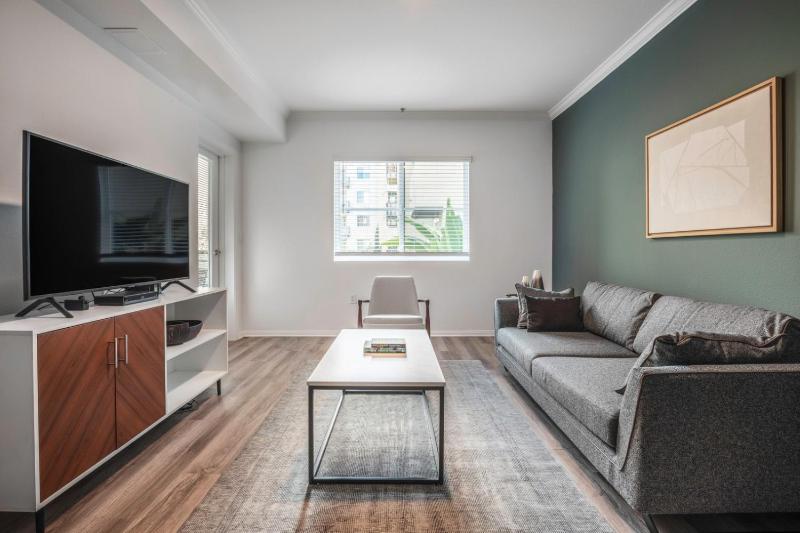 Цены на Hollywood 1BR w Gym Pool Spa nr Sunset Blvd LAX-231 в Лос-Анджелесе