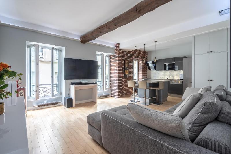 Цены на Room in Apartment - Cosy place in the Hear of Paris в Париже