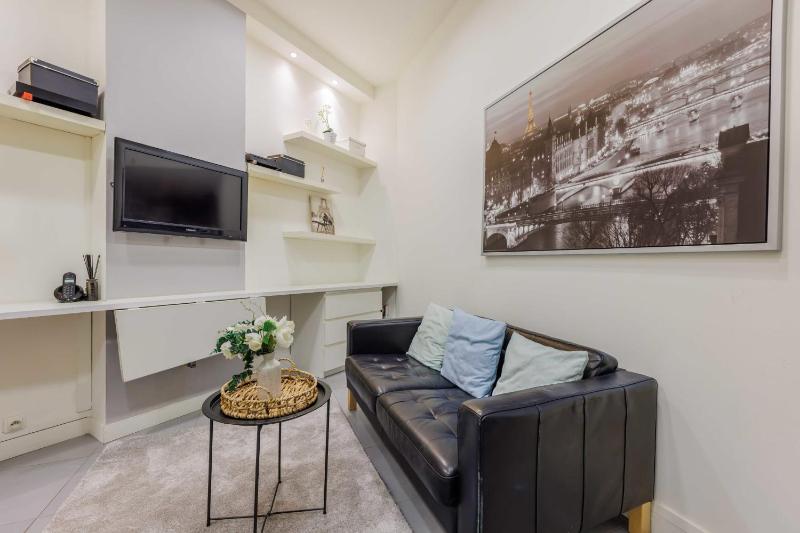 Цены на Cozy Studio in the Heart of Paris - OdeonLuxembourg в Париже