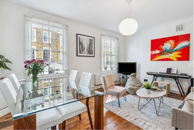Цены на Stylish 2 FLOOR 2BED house 1 MIN walk to Camden station! FREE PARKING! в Лондоне