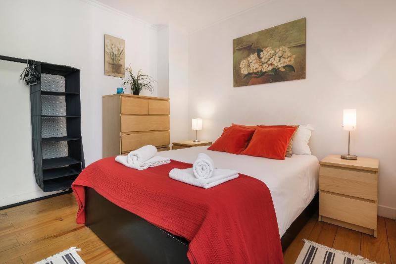 Цены на Lovely Bright Duplex - Prime Location в Лиссабоне