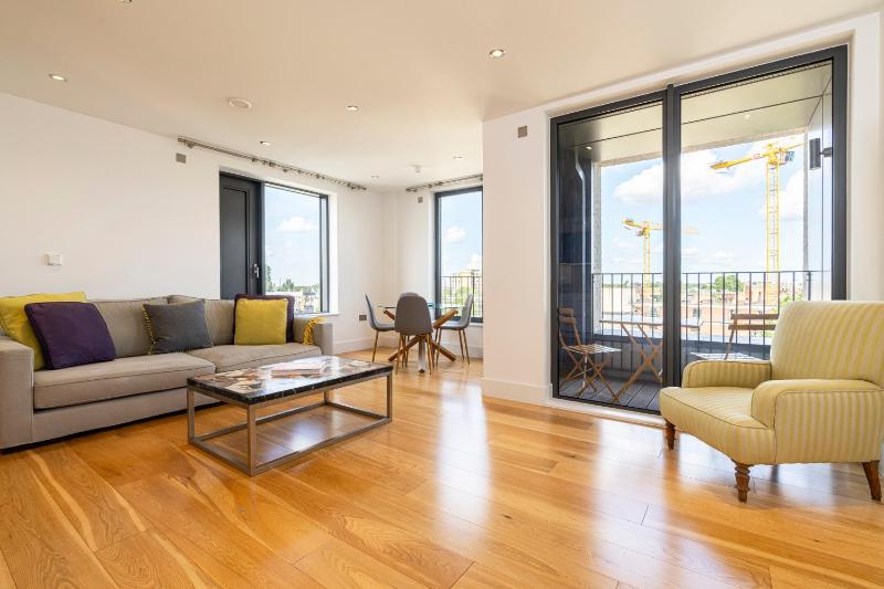 JOIVY Modern 1 bed, 2 bath flat with terrace in North Kensington — забронировать отель в Лондоне
