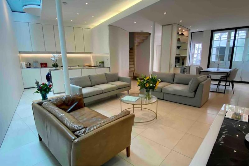 Stunning 4 bed Mews House with Patio — отель с удобствами в Лондоне