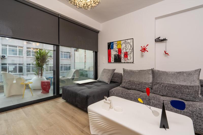 Futuristic 2BD Apt by Metro & Pedion Areos Park — отель с удобствами в Афины