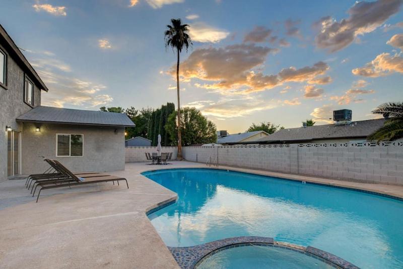 Vegas Hideaway~Pool, Bar, Many beds~NEAR STRIP — отель с удобным расположением в Лас Вегасе