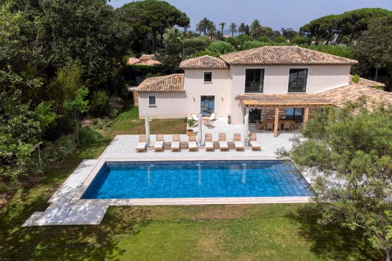 Luxurious Villa facing the Baie des Canebiers — забронировать отель в Сент-Тропезе