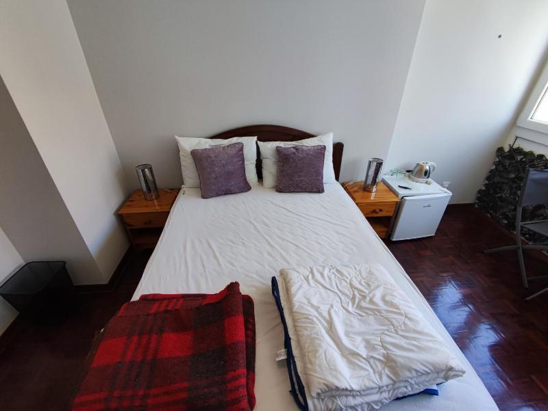 Lisbon room with AC in Penha de Franca, Lisbon — отель с удобным расположением в Лиссабоне