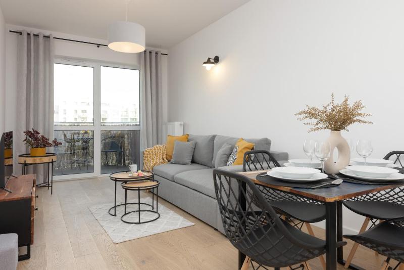 Modern & Bright Apartment with Parking and Balcony by Renters — отель с удобным расположением в Варшаве