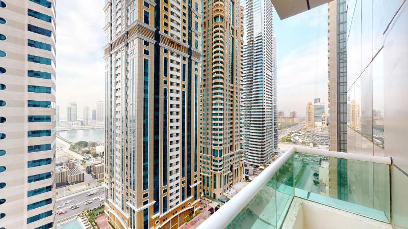 MP12 - Luxurious 2BR in Marina Pinnacle Tower — отель с удобным расположением в Дубае
