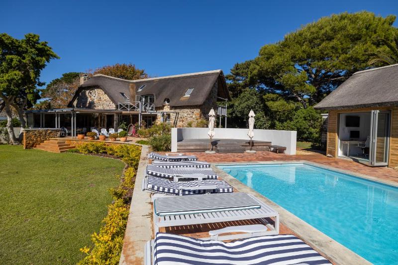 Chapmans Peak Lodge Noordhoek Cape Town. — отель с удобным расположением в Кейптауне
