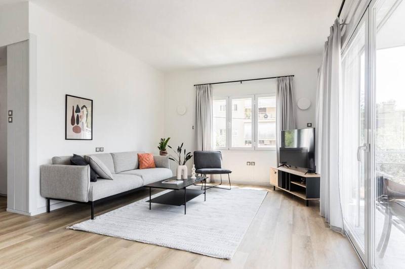 Breezy 2BR Apartment by Marina Flisvos by UPSTREET — отель с удобствами в Афины