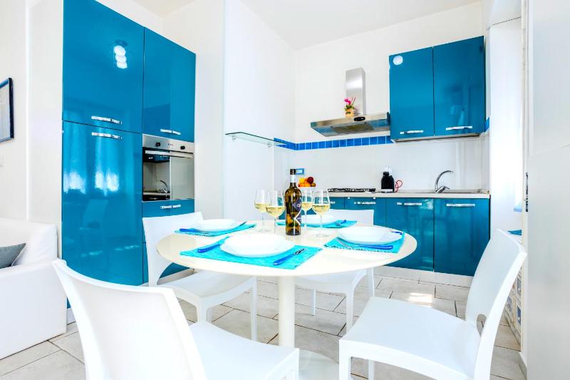 Hostly - Vittoria House - Near the Center with Private Parking — отель в Неаполе, Италия