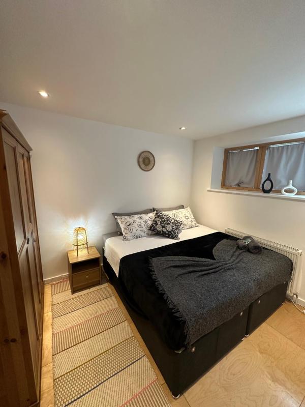 Double or Twin Room in a Sharing House London Zone 2 — забронировать отель в Лондоне