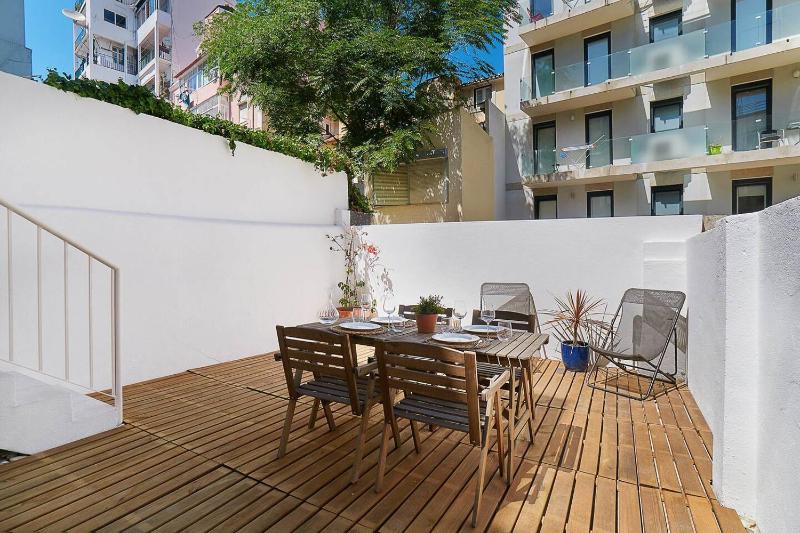 Modern flat with double patio right next to Estrela Gardens — комфортный отель в Лиссабоне