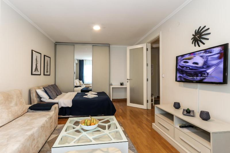 New Belgrade Apartments, parking 5 eur per day — отель с удобствами в Белграде
