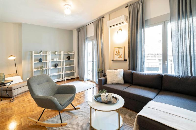 Chic Retreat 2BD 2 Bathrooms — комфортный отель в Афины