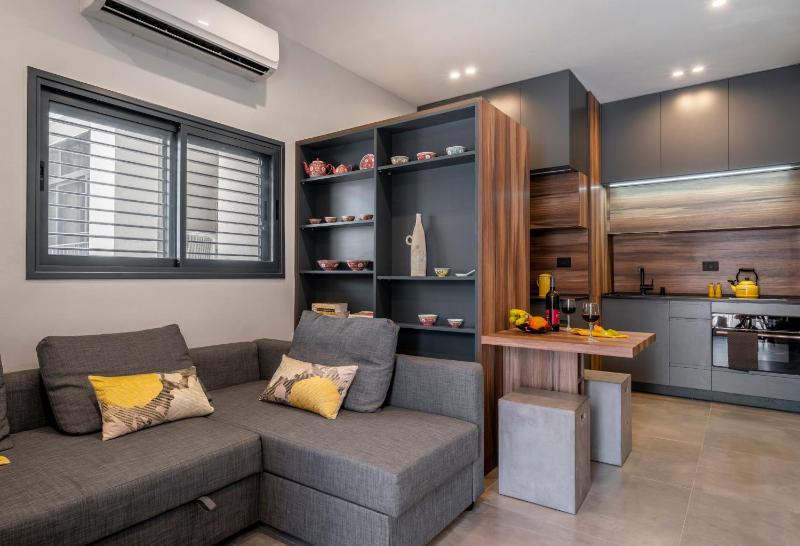 Stylish Studio Apt w Balcony 3-min From the Beach with Shelter — отель с удобствами в Тель-Авиве