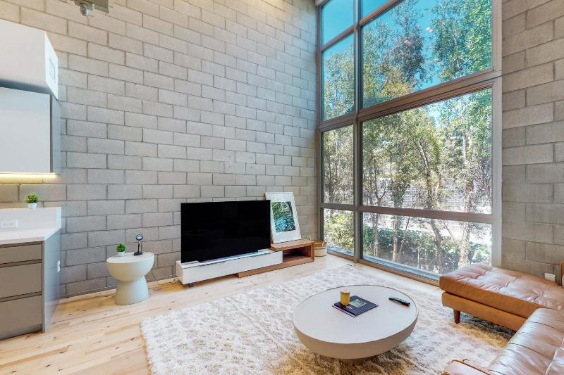 Modern Loft-Style Townhouse in Los Angeles — отель с удобным расположением в Лос-Анджелесе