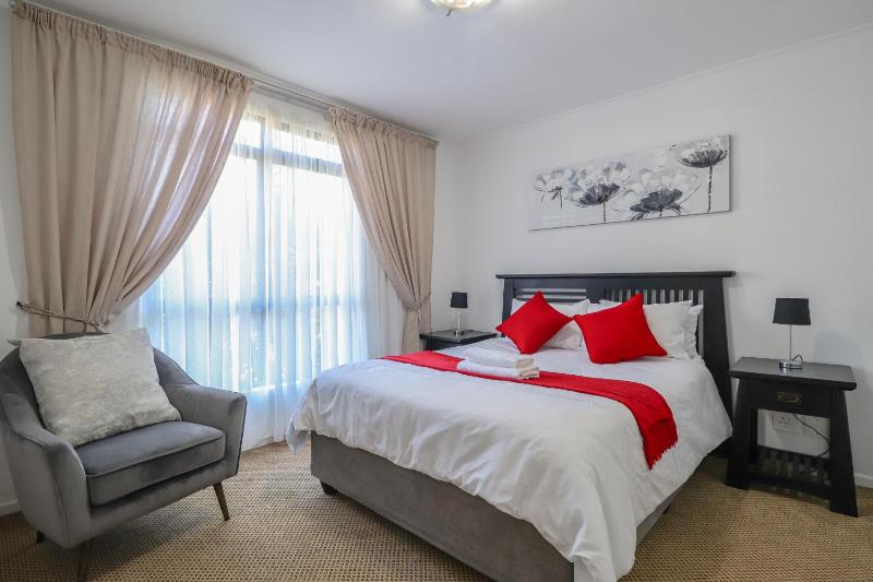 Цены на 102 Palma Eyrie Holiday Apartments в Кейптауне