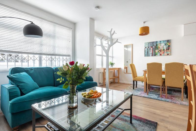- Cozy 3 Bed House on a Quiet Mews - — отель с удобствами в Лондоне