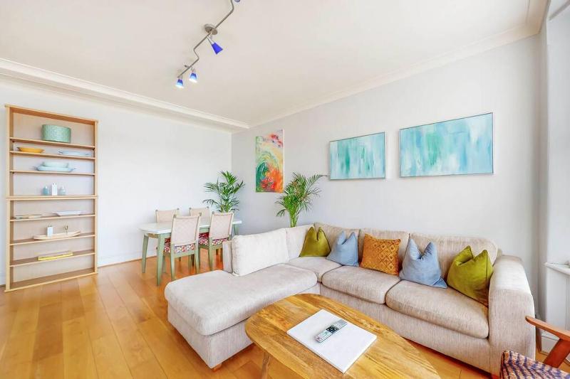 Vibrant and sunny 2 BR apartment in Hyde Park — отель с удобствами в Лондоне