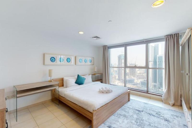 West Heights 2 - Comfortable Three Bedroom — отель с удобным расположением в Дубае