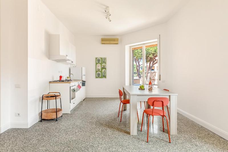 Bright apartment in quiet and green area — отель в Риме, Италия