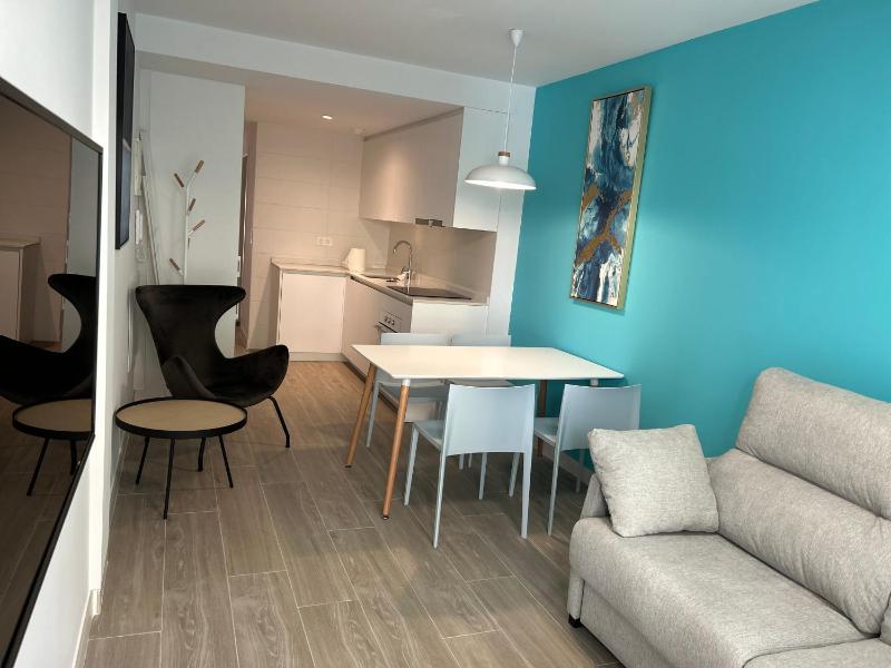 Apartamentos Breton 17 Suite con terraza — комфортный отель в Аликанте
