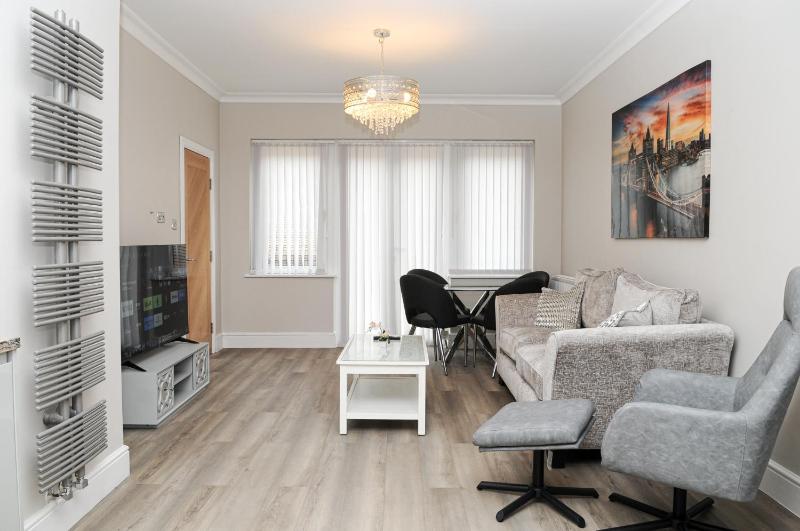 Luxury 5 Star apartments, Parking, Garden, near Metro Stations 10-15mins to London — комфортный отель в Лондоне