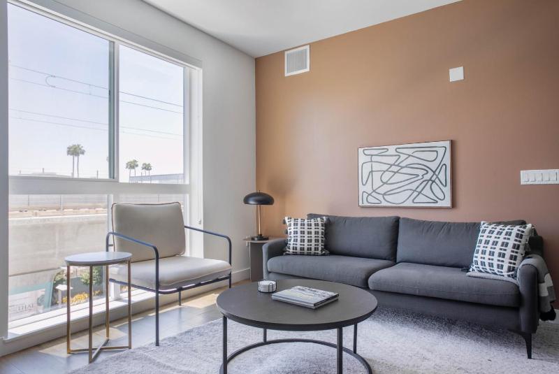 Цены на Culver City 2br w courtyard pool nr shopping LAX-1098 в Лос-Анджелесе