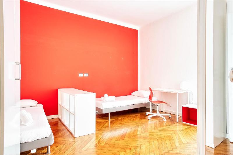 Mauri Galleria Vibrant apt near the Duomo — забронировать отель в Милане