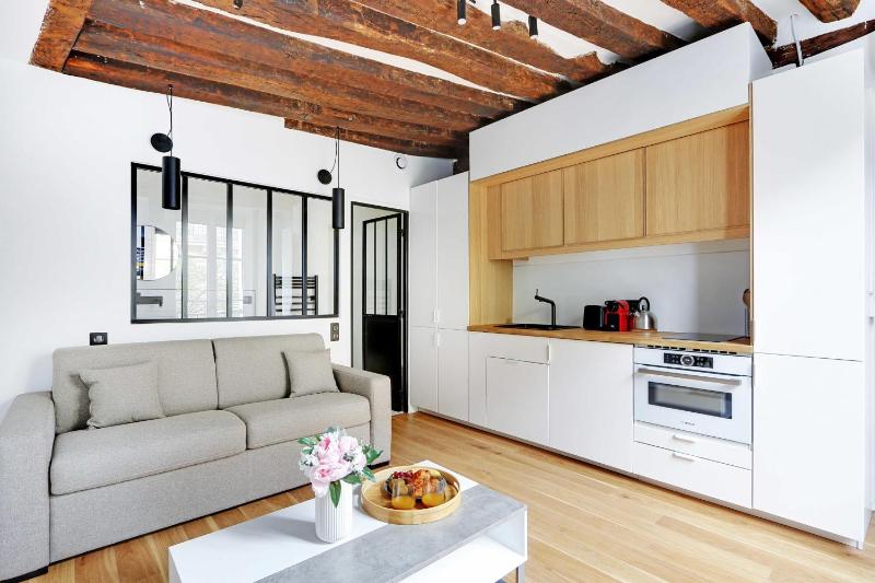 Цены на Studio 2P renovated rue des Archives Marais Clim 2 в Париже